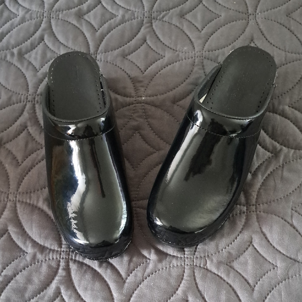 Glossy Black Clogs With Rounded Toe - image 1